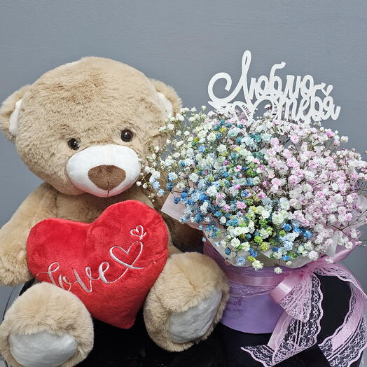 Коробочка с гипсофилой и плюшевый медвежонок
