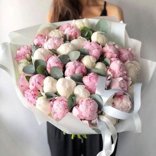 Букет из 31 бело-розовых пионов с эвкалиптом