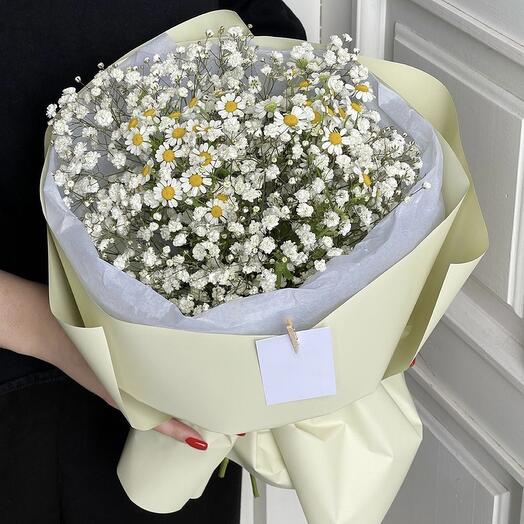 Букет из ромашек и гипсофилы