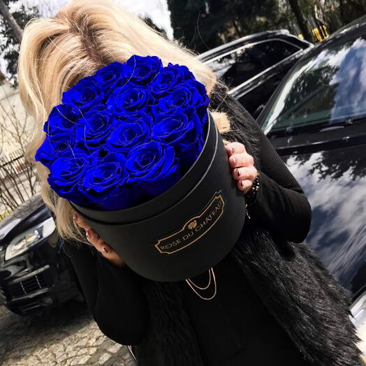 Roses éternelles bleues dans une boîte ronde noire