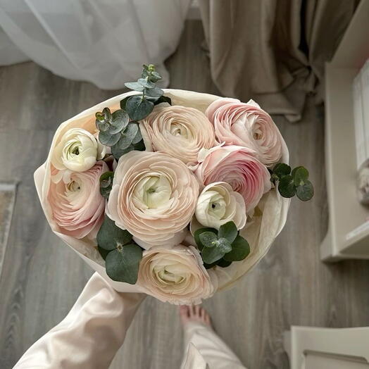 9 ранункулюсов с эвкалиптом