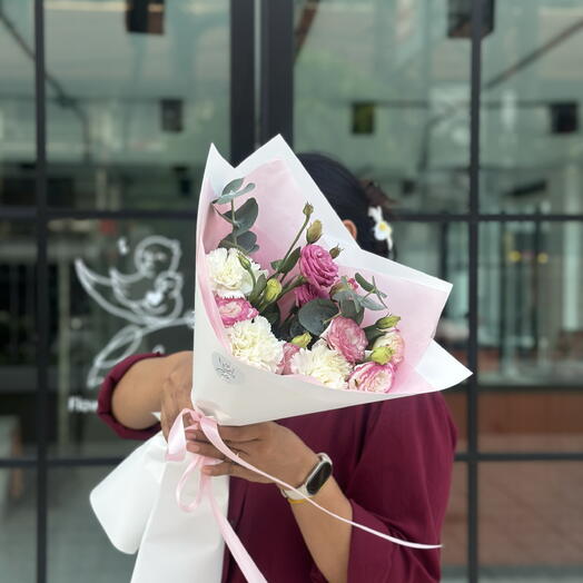 Small bouquet with purple eustoma