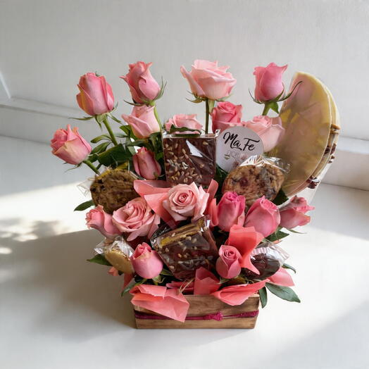 Cesta Dulce con Rosas y Postres Gourmet – Regalo Floral y Dulce Premium