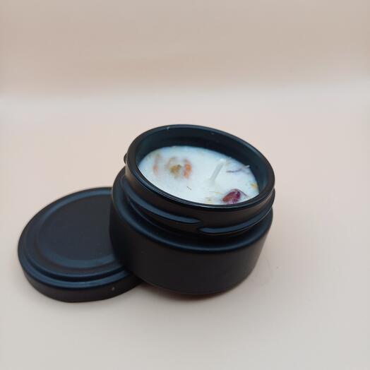 Aroma candle with flowers