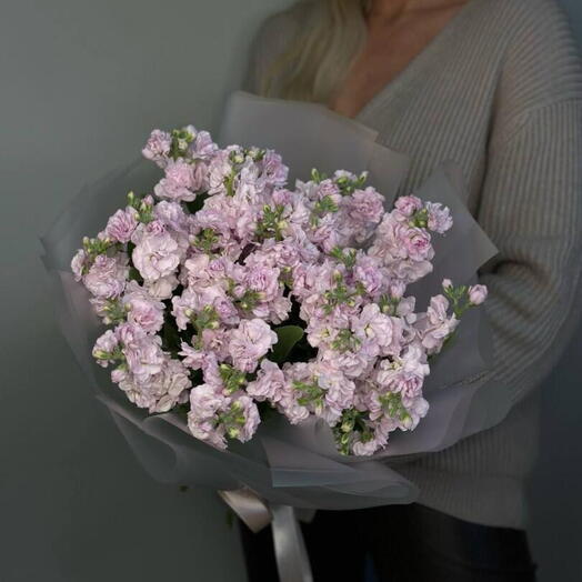 Букет с розовой маттиолы