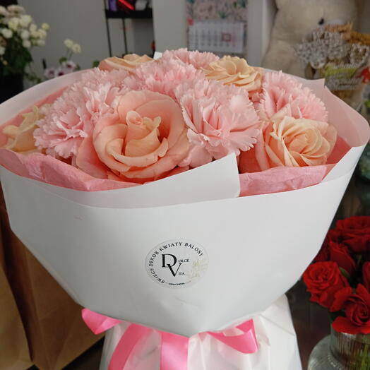 Karanfiller ve güller buketi