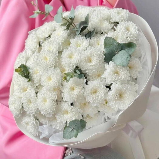Букет белых хризантем Алтай с эвкалиптом