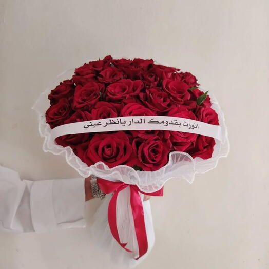 باقة العشق الملكي – ورد أحمر فاخر مع جبسوفيليا