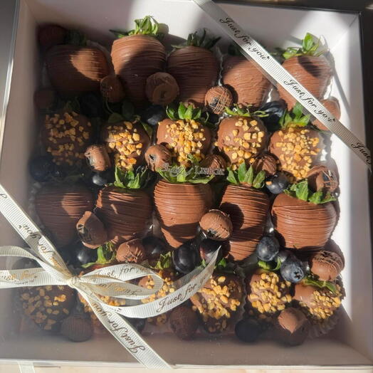 Crunchy strawberries in chocolate