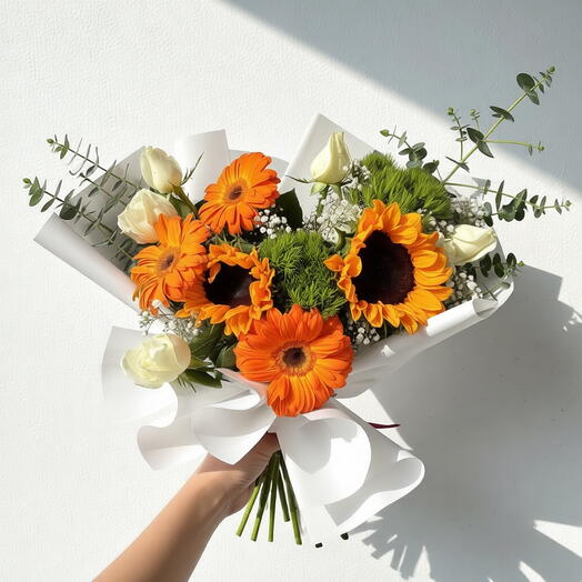 Ramo Sol Brillante – Girasoles, Gerberas y Rosas Blancas | Arreglo Floral Fresco y Alegre