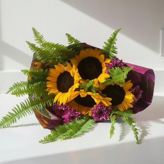 Bouquet de Girasoles Naturales con Margaritas y Helecho – Ramo Fresco y Elegante