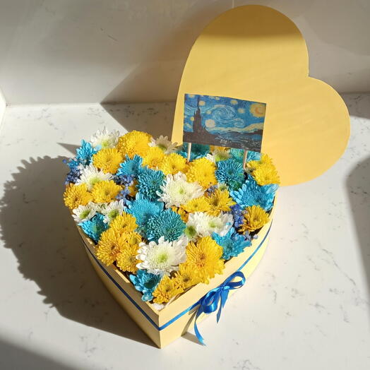 Caja Corazon Van Gogh con Flores Azules, Amarillas y Blancas – Arreglo Artistico Premium
