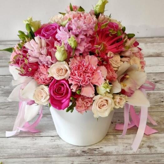 Flowers in a boxb pink and white colors