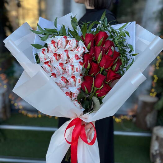 Букет с красными розами и Рафаэло