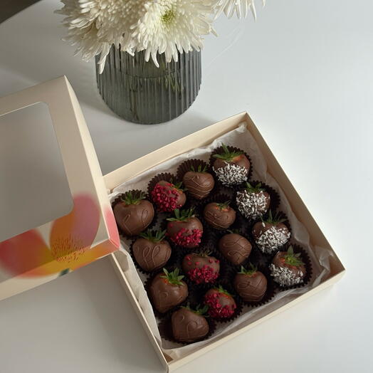 Клубника в шоколаде black 16 ягод