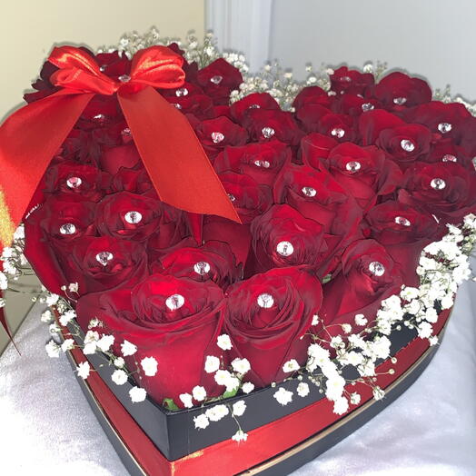 Цветы в коробке в форме сердца среднего размера