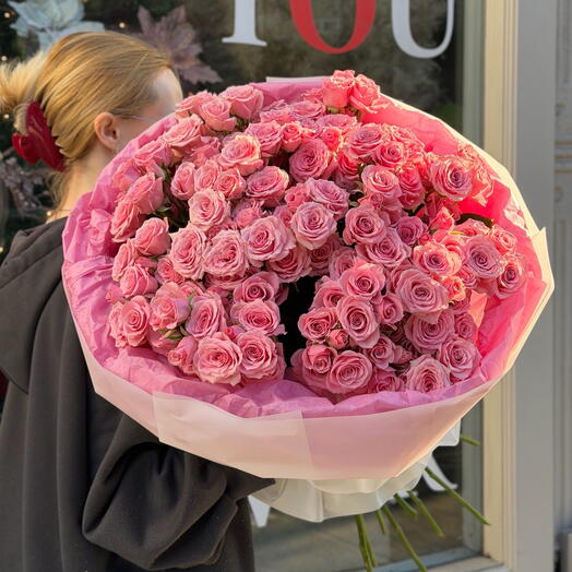 Одноцветные розовые спрей-розы, 31 стебель.