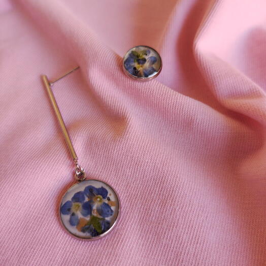 Earrings with blue flowers