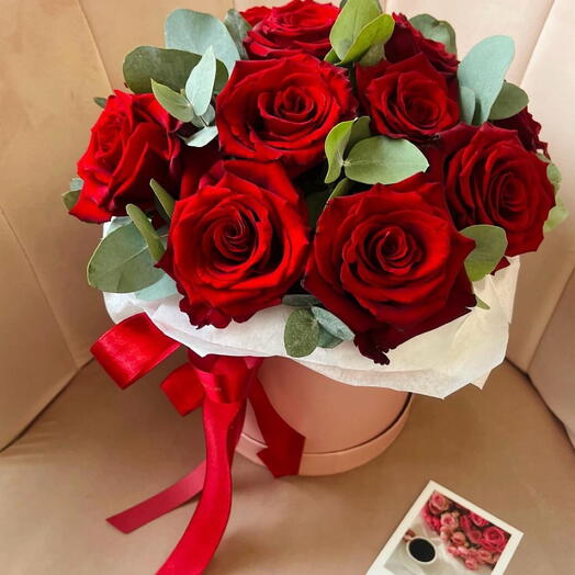 Flowerbox qırmızı güllər eukaliptusla