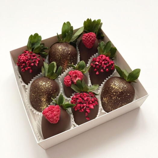 Las frambuesas golpean las fresas