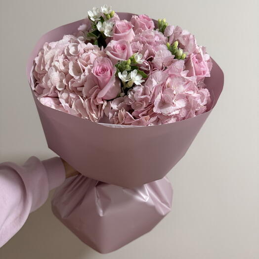 Hortensien mit Rosen