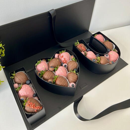 Luxury Chocolate-Covered Strawberries – I ️ U Black Gift Box