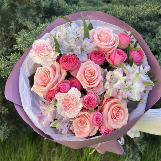 Mezcla de rosas y alstroemerias