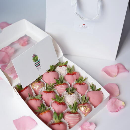CHOCOLATE-COVERED STRAWBERRIES GIFT BOX