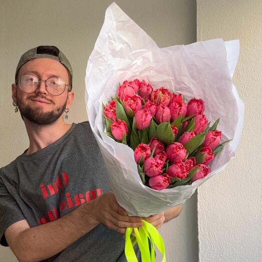 MONO OF FUCHSIA TULIPS