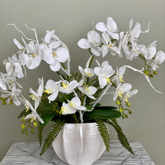 Grosses Arrangement mit Orchidee in einer Vase