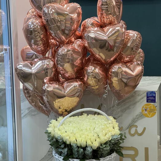 Корзина из 151 белой розы, шары - "Магнолия"