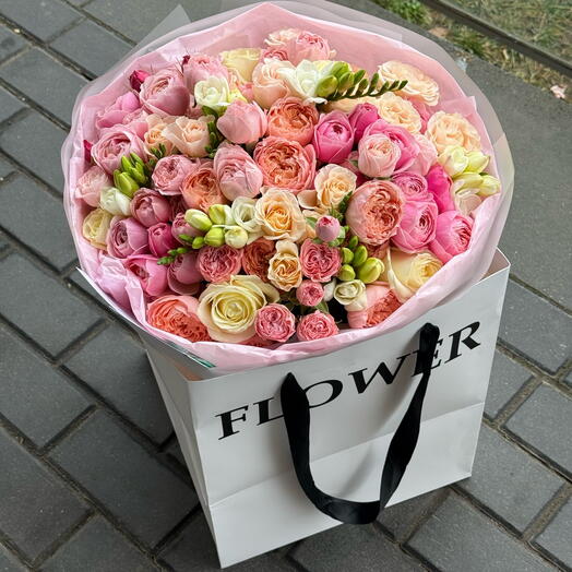 Bouquet di rose miste nella borsa brandizzata