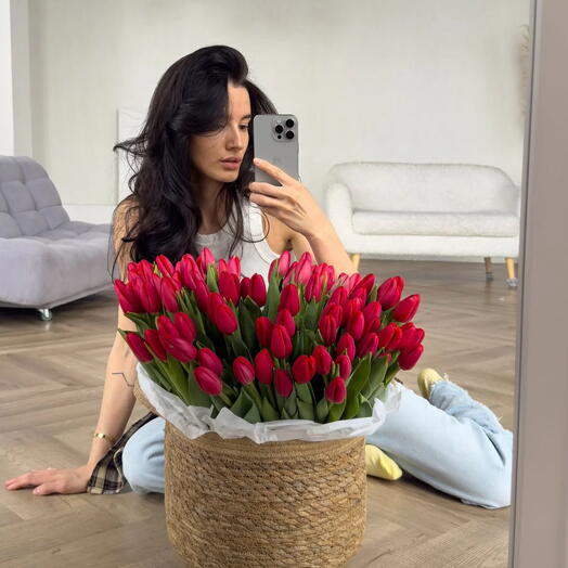 Корзина ярко-розовых тюльпанов