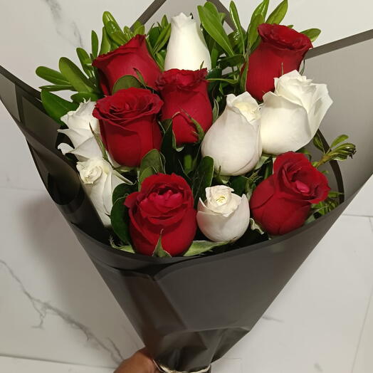 Ramo de Rosas Blancas y Rojas en papel floral