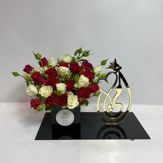 تنسيق ورد وردي فاخر مع حلاوة بستاني – هدية أنيقة بقاعدة فخمة