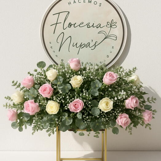 Centro Floral Elegante con Rosas y Eucalipto – Arreglo Premium en Base de Madera