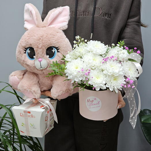 Цветы в коробке, мягкий зайчик и раффаэлло