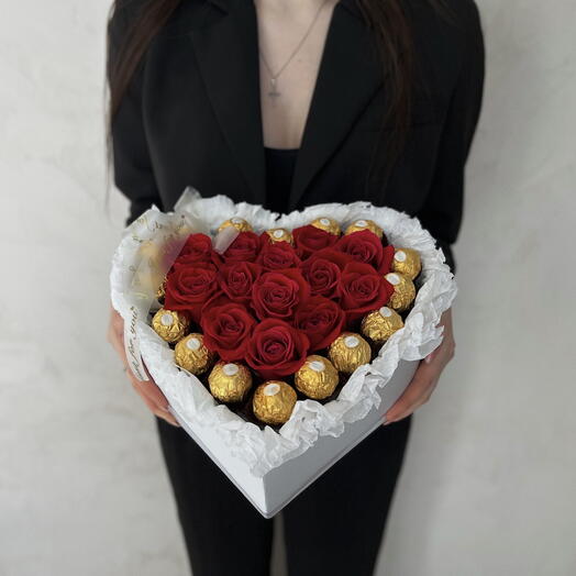 Розы в коробке в виде сердца c Ferrero Rocher