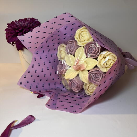 Шоколадов букет със орхидея, божури и рози