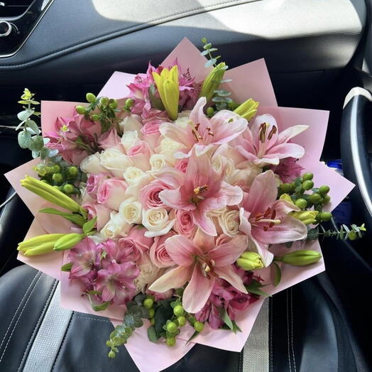 ورد جوري وردي وأبيض من زهر اليليوم