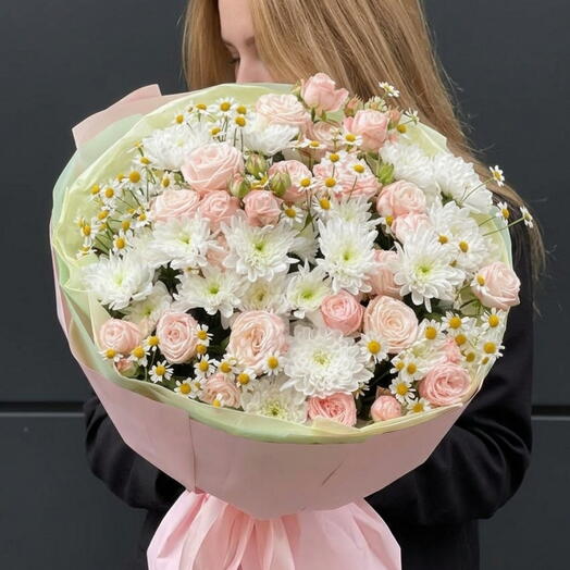 🌸 Pastelowy sen: Różowe róże w sprayu, chryzantemy i rumianek