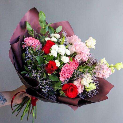 Iv Sen Loran with red roses, lisianthus and mams