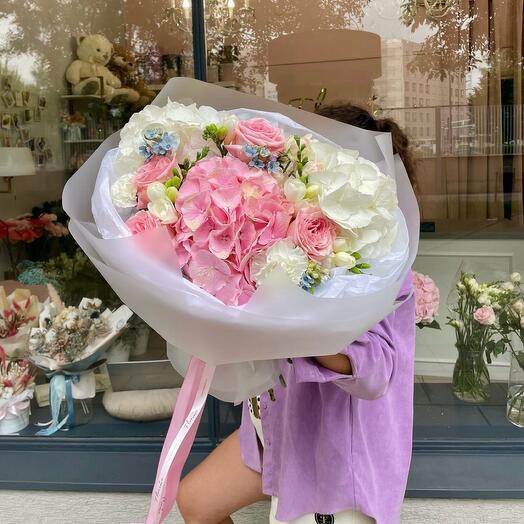 Serene Symphony ilə hortensiya, güllər, frezya və oksipetalum