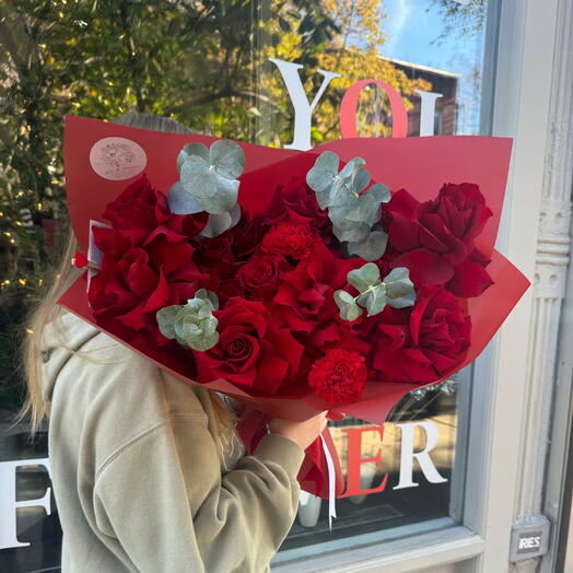 Букет "Красная Вина" (французские розы, гвоздики, эвкалипт)