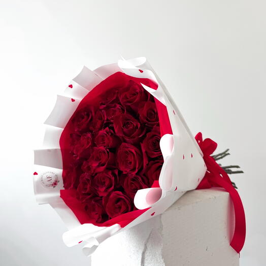 21 red roses in Heart paper