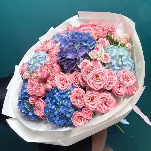 Микс: гортенции и кустовые розы | Blue hydrangeas and spray roses