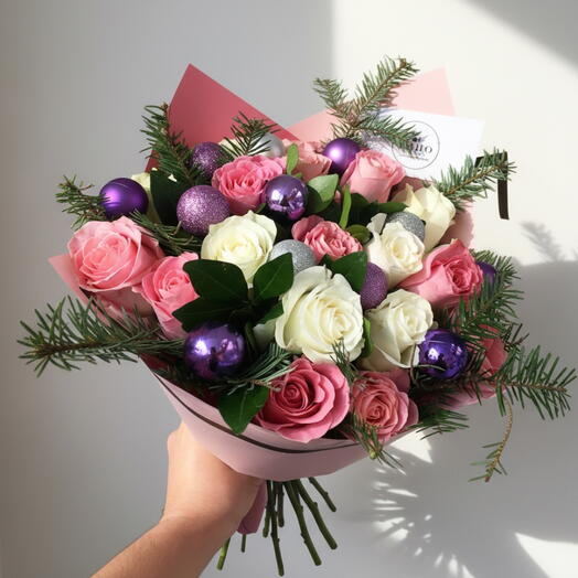 Ramo Navideno Magia Invernal con Rosas Rosas y Blancas, Esferas Decorativas y Pino Fresco