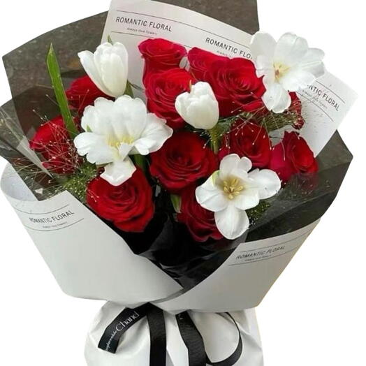 RAMO DE ROSAS Y TULIPANES