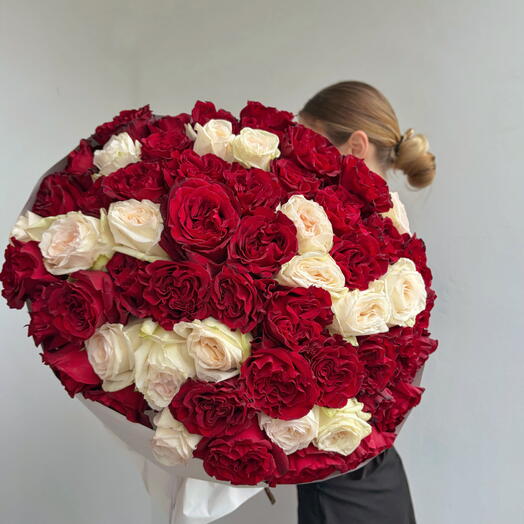 Kiss Attack - White O Hara roses   Premium Red Rose Heart