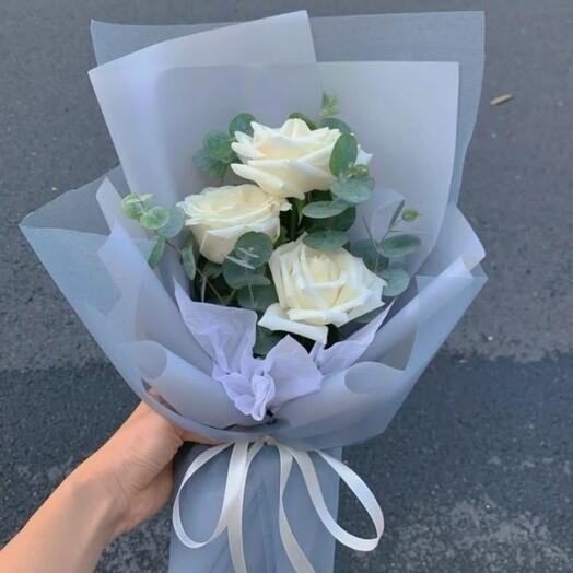 Букет комплимент из белых роз